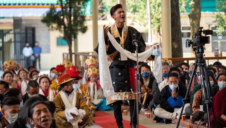 Ca sĩ chính của một trong những đoàn kịch opera tham gia Lễ hội Kịch Sho-tön lần thứ 25 biểu diễn cho Thánh Đức Đạt Lai Lạt Ma trong sân Chùa Chính Tây Tạng ở Dharamsala, HP, Ấn Độ vào ngày 7 tháng 4, 2022. Ảnh của Tenzin Choejor
