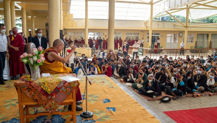Thánh Đức Đạt Lai Lạt Ma phát biểu vào lúc kết thúc buổi gặp gỡ với những người tham gia Lễ hội Opera Sho-tön lần thứ 25 và các thành viên của Hiệp hội Umaylam (Phương pháp Tiếp cận Trung đạo) tại sân Chùa Chính Tây Tạng ở Dharamsala, HP, Ấn Độ vào ngày 7 tháng 4, 2022. Ảnh của Tenzin Choejor