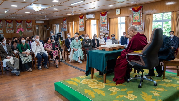 Thánh Đức Đạt Lai Lạt Ma trả lời các câu hỏi của những người tham gia cuộc “Đối thoại vì Tương lai của Chúng ta” trong cuộc gặp gỡ của họ ở Dharamsala, HP, Ấn Độ vào 22 tháng 4, 2022. Ảnh của Tenizn Choejor