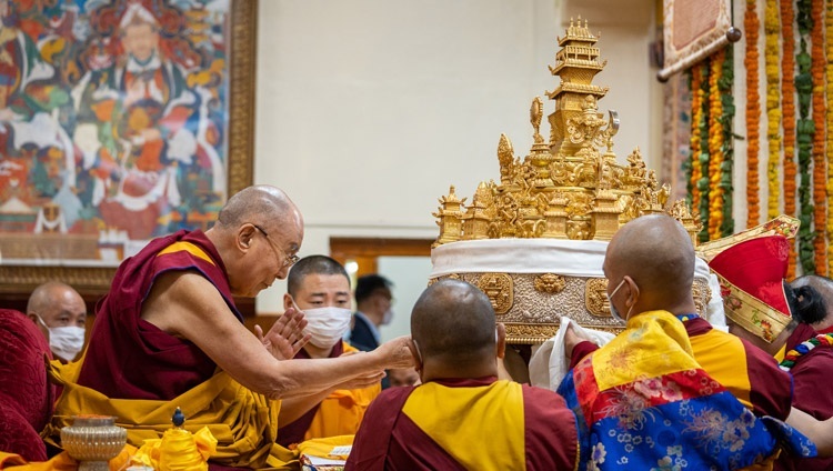 Đức Pháp Chủ truyền thống Sakya đương nhiệm - Sakya Trizin, Gyana Vajra Rinpoché - đã dâng lên cúng dường Thánh Đức Đạt Lai Lạt Ma một mạn đà la lớn trong Lễ Cúng dường Trường thọ tại Chùa Chính Tây Tạng ở Dharamsala, HP, Ấn Độ vào 25 tháng 5, 2022. Ảnh của Tenzin Choejor