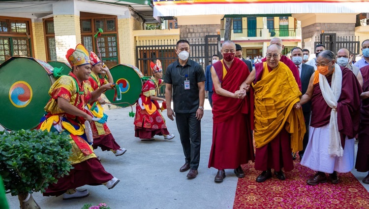 Thánh Đức Đạt Lai Lạt Ma được cung đón đến Chùa Chính Tây Tạng cho buổi Lễ cúng dường Trường thọ được dâng cúng bởi các thành viên của Truyền thống Sakya của Phật giáo Tây Tạng ở Dharamsala, HP, Ấn Độ vào ngày 25 tháng 5, 2022. Ảnh của Tenzin Choejor