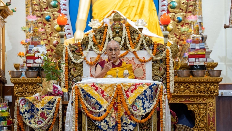 Thánh Đức Đạt Lai Lạt Ma ban Pháp thoại vào ngày đầu tiên của Pháp hội hai ngày tại Chùa Chính Tây Tạng ở Dharamsala, HP, Ấn Độ vào ngày 13 tháng 6 năm 2022. Ảnh của Tenzin Choejor