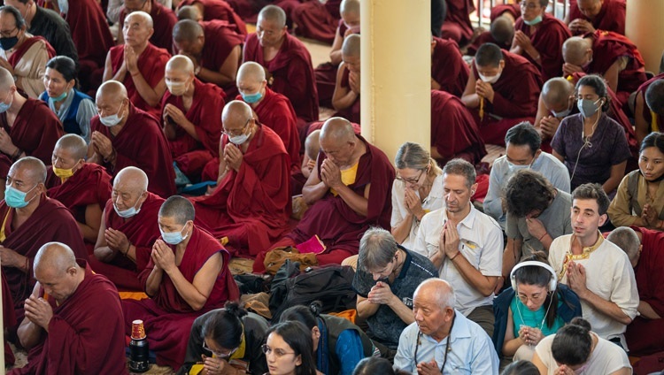 Một số trong số hơn 8500 người từ 56 quốc gia đang lắng nghe Thánh Đức Đạt Lai Lạt Ma trong ngày đầu tiên của Pháp hội hai ngày tại Chùa Chính Tây Tạng ở Dharamsala, HP, Ấn Độ vào 13 tháng 6, 2022. Ảnh của Tenzin Choejor
