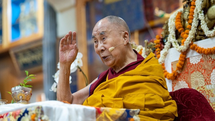 Thánh Đức Đạt Lai Lạt Ma ban Pháp thoại tại buổi họp mặt ở Chùa Chính Tây Tạng vào ngày đầu tiên của Pháp hội hai ngày ở Dharamsala, HP, Ấn Độ vào ngày 13 tháng 6, 2022. Ảnh của Tenzin Choejor