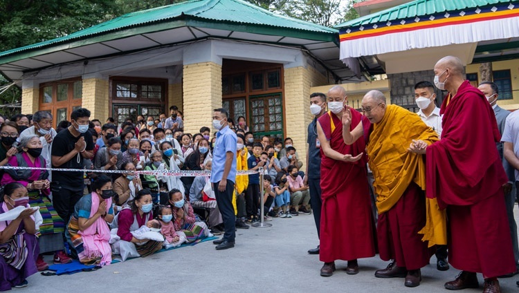 Thánh Đức Đạt Lai Lạt Ma vẫy tay chào đám đông đang vân tập ở sân Chùa Chính Tây Tạng khi Ngài quang lâm đến dự ngày đầu tiên của Pháp hội hai ngày ở Dharamsala, HP, Ấn Độ vào 13 tháng 6, 2022. Ảnh của Tenzin Choejor