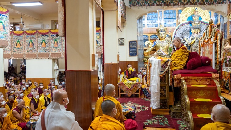 Quang cảnh bên trong Chùa Chính Tây Tạng vào ngày đầu tiên của Pháp hội hai ngày của Thánh Đức Đạt Lai Lạt Ma ở Dharamsala, HP, Ấn Độ vào ngày 13 tháng 6, 2022. Ảnh của Tenzin Choejor