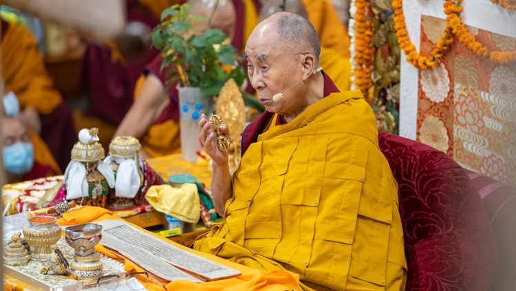 Thánh Đức Đạt Lai Lạt Ma tiến hành các nghi lễ nhập môn để chuẩn bị cho Quán đảnh Thắng Hải Quán Âm tại Chùa Chính Tây Tạng ở Dharamsala, HP, Ấn Độ vào 14 tháng 6, 2022. Ảnh của Tenzin Choejor