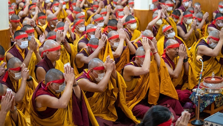 Chư tăng an toạ trong Chùa Chính Tây Tạng đang thực hiện theo lời chỉ dẫn của Thánh Đức Đạt Lai Lạt Ma khi Ngài ban quán đảnh Thắng Hải Quán Âm ở Dharamsala, HP, Ấn Độ vào 14 tháng 6, 2022. Ảnh của Tenzin Choejor