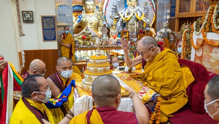 Tai Situ Rinpoche dâng một mạn đà la vào lúc kết thúc Quán đảnh Quán Thế Âm do Thánh Đức Đạt Lai Lạt Ma ban truyền tại Chùa Chính Tây Tạng ở Dharamsala, HP, Ấn Độ vào 14 tháng 6, 2022. Ảnh của Tenzin Choejor