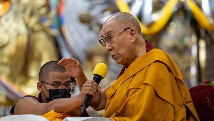 Thánh Đức Đạt Lai Lạt Ma phát biểu với Hội chúng tại Chùa Chính Tây Tạng vào lúc kết thúc Lễ Cúng dường Trường thọ ở Dharamsala, HP, Ấn Độ vào ngày 24 tháng 6, 2022. Ảnh của Tenzin Choejor