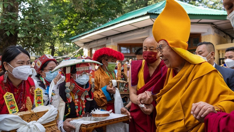 Các thành viên của các nhóm người Tây Tạng tổ chức Lễ Trường thọ - đang dâng các phẩm vật cúng dường để cung đón Thánh Đức Đạt Lai Lạt Ma theo truyền thống khi Ngài quang lâm đến sân Chùa Chính Tây Tạng ở Dharamsala, HP, Ấn Độ vào 24 tháng 6, 2022. Ảnh của Tenzin Choejor