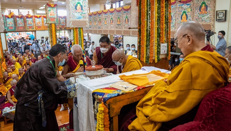 Hoà Thượng Samdhong Rinpoché đọc bài tác bạch và thỉnh cầu trước Thánh Đức Đạt Lai Lạt Ma trong Lễ Cúng dường Trường thọ tại Chùa Chính Tây Tạng ở Dharamsala, HP, Ấn Độ vào ngày 24 tháng 6, 2022. Ảnh của Tenzin Choejor