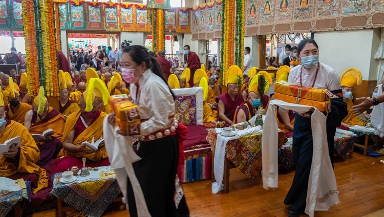 Các thành viên của các nhóm người Tây Tạng tổ chức Lễ Cúng dường Trường thọ, đang mang các lễ vật khi họ diễu hành phía trước Thánh Đức Đạt Lai Lạt Ma trong Chùa Chính Tây Tạng ở Dharamsala, HP, Ấn Độ vào 24 tháng 6, 2022. Ảnh của Tenzin Choejor