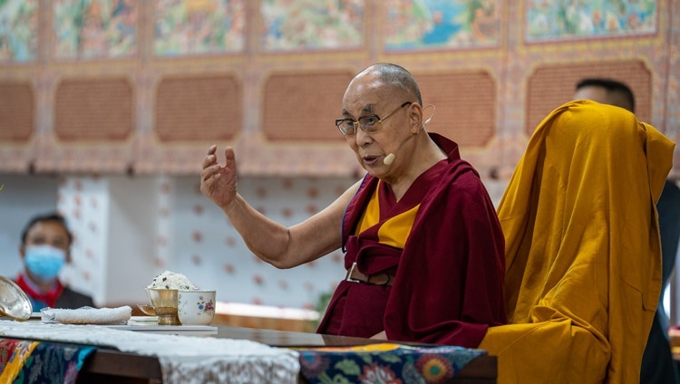 Thánh Đức Đạt Lai Lạt Ma phát biểu trước thính chúng trong buổi lễ khánh thành Thư viện và Văn khố Lưu trữ Đạt Lai Lạt Ma ở Dharamsala, HP, Ấn Độ vào ngày 6 tháng 7, 2022. Ảnh của Tenzin Choejor