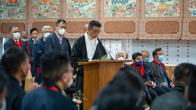 Thư ký của Quỹ Tín Thác Đạt Lai Lạt Ma - Jamphel Lhundup - phát biểu lời cảm ơn vào lúc kết thúc buổi lễ khánh thành Thư viện & Văn khố Lưu trữ Đạt Lai Lạt Ma ở Dharamsala, HP, Ấn Độ vào ngày 6 tháng 7, 2022. Ảnh của Tenzin Choejor