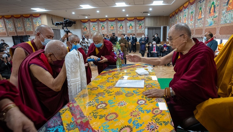 Hoà Thượng Samdhong Rinpoche dâng lễ vật truyền thống lên Thánh Đức Đạt Lai Lạt Ma vào lúc bắt đầu buổi lễ khánh thành Thư viện và Văn khố Lưu trữ Đạt Lai Lạt Ma ở Dharamsala, HP, Ấn Độ vào ngày 6 tháng 7, 2022. Ảnh của Tenzin Choejor