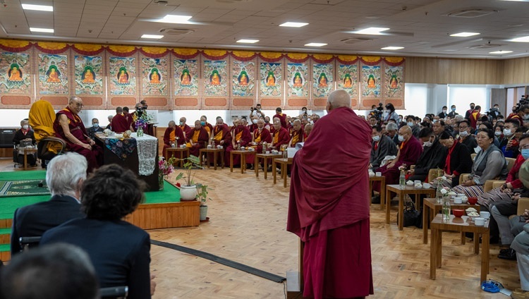 Hoà Thượng Samdhong Rinpoche giới thiệu Thư viện & Văn khố Lưu trữ của Thánh Đức Đạt Lai Lạt Ma với Hội chúng trong buổi lễ khánh thành ở Dharamsala, HP, Ấn Độ vào ngày 6 tháng 7, 2022. Ảnh của Tenzin Choejor