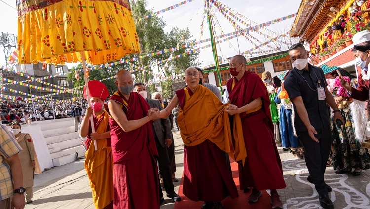 Thánh Đức Đạt Lai Lạt Ma quang lâm đến Jokhang ở Leh, Ladakh, UT, Ấn Độ vào ngày 23 tháng 7, 2022. Ảnh của Tenzin Choejor