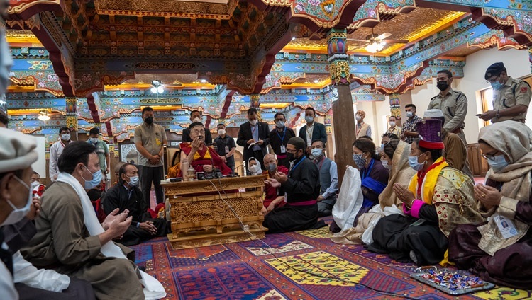 Thánh Đức Đạt Lai Lạt Ma nói chuyện với các thành viên của cộng đồng Sunni tại Jama Masjid ở Leh, Ladakh, UT, Ấn Độ vào ngày 23 tháng 7 năm 2022. Ảnh của Tenzin Choejor