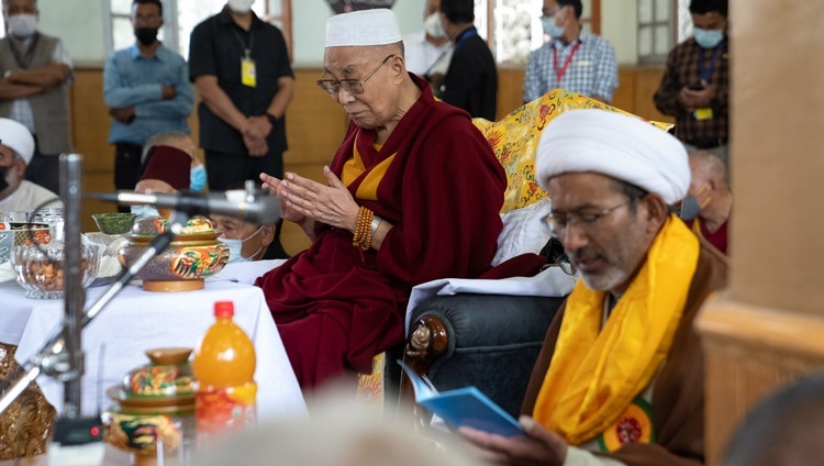 Thánh Đức Đạt Lai Lạt Ma tham gia cầu nguyện tại Anjuman-e-Imamia - Nhà thờ Hồi giáo Shia ở Leh, Ladakh, UT, Ấn Độ vào ngày 23 tháng 7, 2022. Ảnh của Tenzin Choejor