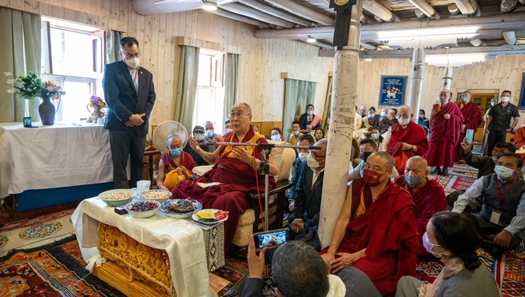 Thánh Đức Đạt Lai Lạt Ma phát biểu trước Giáo đoàn tại Nhà thờ Moravian ở Leh, Ladakh, UT, Ấn Độ vào ngày 23 tháng 7, 2022. Ảnh của Tenzin Choejor