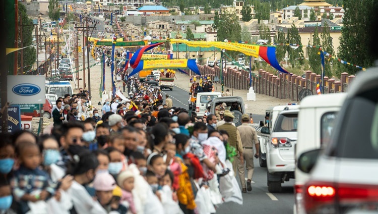 Các thành viên của công chúng xếp hàng trên đường để cung đón Thánh Đức Đạt Lai Lạt Ma khi Ngài đang trên đường từ Sân bay Kusho Bakula Rinpoche đến Dinh thự của Ngài tại Shewatsel Phodrang ở Leh, Ladakh, Ấn Độ vào 15 tháng 7, 2022. Ảnh của Tenzin Choejor