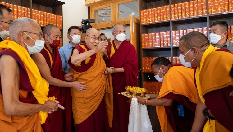 Thánh Đức Đạt Lai Lạt Ma khánh thành Thư viện và Trung tâm Học tập Thiksey mới được xây dựng tại Tu viện Thiksey ở Leh, Ladakh, UT, Ấn Độ vào 25 tháng 7, 2022. Ảnh của Tenzin Choejor