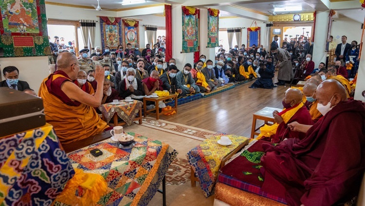 Thánh Đức Đạt Lai Lạt Ma nói chuyện với các nhà chức sắc đang vân tập để cung đón Ngài khi Ngài quang lâm đến Shewatsel Phodrang ở Leh, Ladakh, Ấn Độ vào 15 tháng 7, 2022. Ảnh của Tenzin Choejor