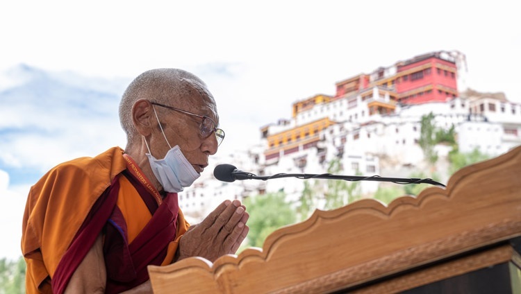 Thiksey Rinpoché phát biểu chào mừng khi bắt đầu buổi Pháp thoại của Thánh Đức Đạt Lai Lạt Ma với các học viên tại sân bãi thuyết Pháp tại Thư viện và Trung tâm Học tập của Tu viện Thiksey ở Leh, Ladakh, UT, Ấn Độ vào 25 tháng 7, 2022. Ảnh của Tenzin Choejor