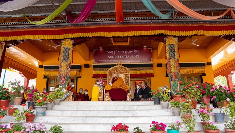 Thánh Đức Đạt Lai Lạt Ma phát biểu trước hội chúng tại sân bãi thuyết giảng ở Thư viện và Trung tâm Học tập Tu viện Thiksey ở Leh, Ladakh, UT, Ấn Độ vào 25 tháng 7, 2022. Ảnh của Tenzin Choejor