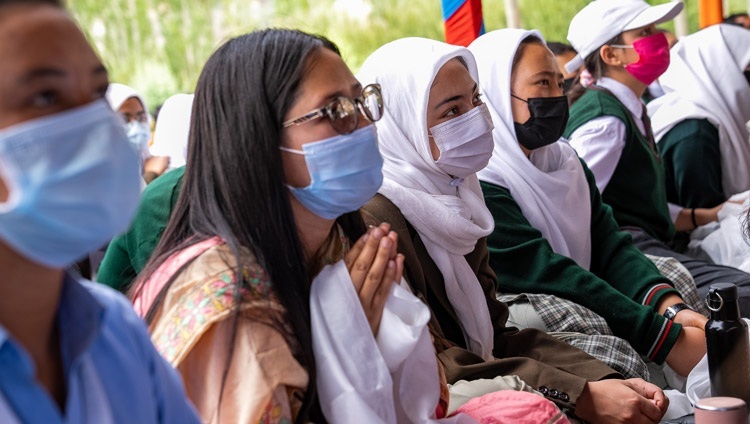 Một số trong số hơn 3000 sinh viên từ 15 trường học đang lắng nghe Pháp thoại của Thánh Đức Đạt Lai Lạt Ma tại Thư viện và Trung tâm Học tập ở Tu viện Thiksey ở Leh, Ladakh, UT, Ấn Độ vào 25 tháng 7, 2022. Ảnh của Tenzin Choejor