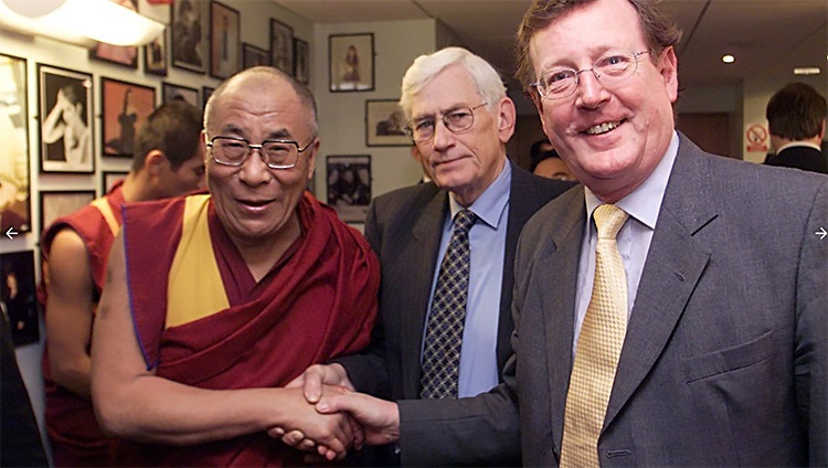 Thánh Đức Đạt Lai Lạt Ma chào đón Bộ trưởng thứ nhất Bắc Ailen - khi đó là David Trimble; và Thứ trưởng thứ nhất - Seamus Mallon tại Belfast vào năm 2000.