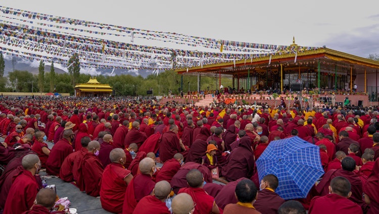 Quang cảnh khán đài tại sân bãi thuyết Pháp Shewatsel vào ngày đầu tiên của Pháp hội Thánh Đức Đạt Lai Lạt Ma ở Leh, Ladakh, UT, Ấn Độ vào 28 tháng 7, 2022. Ảnh của Tenzin Choejor