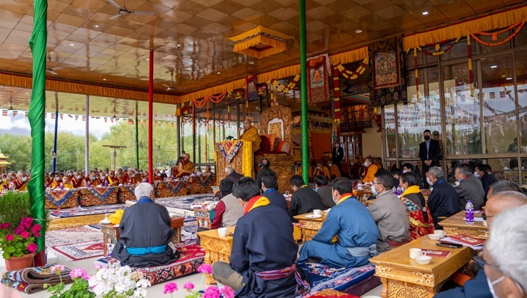 Thánh Đức Đạt Lai Lạt Ma phát biểu trong ngày Pháp Hội đầu tiên của Ngài tại sân bãi thuyết Pháp Shewatsel ở Leh, Ladakh, UT, Ấn Độ vào 28 tháng 7, 2022. Ảnh của Tenzin Choejor