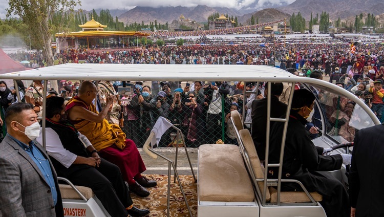 Thánh Đức Đạt Lai Lạt Ma vẫy tay chào đám đông khi trở về Dinh thự của mình vào lúc kết thúc ngày thuyết giảng đầu tiên tại sân bãi thuyết Pháp Shewatsel ở Leh, Ladakh, UT, Ấn Độ vào 28 tháng 7, 2022. Ảnh của Tenzin Choejor