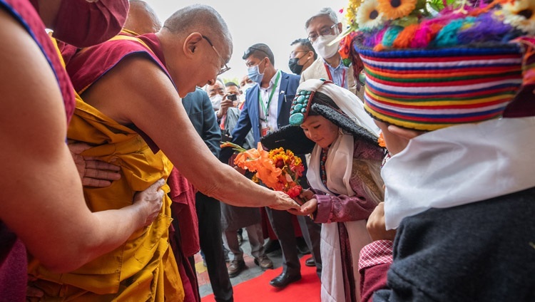 Thánh Đức Đạt Lai Lạt Ma chào đón cô bé Ladakh trong trang phục truyền thống khi Ngài quang lâm đến cho ngày thuyết giảng thứ hai tại sân bãi thuyết Pháp Shewatsel ở Leh, Ladakh, UT, Ấn Độ vào 29 tháng 7, 2022. Ảnh của Tenzin Choejor
