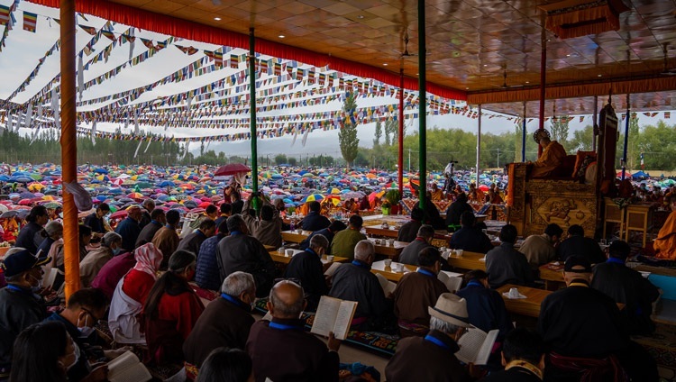 Những chiếc dù che kín phần lớn đám đông vào lúc trời đổ mưa trong ngày thuyết giảng thứ hai của Thánh Đức Đạt Lai Lạt Ma tại sân bãi thuyết Pháp Shewatsel ở Leh, Ladakh, UT, Ấn Độ vào 29 tháng 7, 2022. Ảnh của Tenzin Choejor
