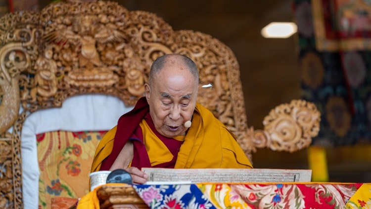 Thánh Đức Đạt Lai Lạt Ma đọc “Nhập Bồ tát Hạnh” của Ngài Tịch Thiên trong ngày thuyết giảng thứ hai tại sân bãi thuyết Pháp Shewatsel ở Leh, Ladakh, UT, Ấn Độ vào 29 tháng 7, 2022. Ảnh của Tenzin Choejor
