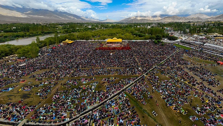 Quang cảnh của hơn 70.000 người tham dự Lễ Quán Thế Âm tại Sân bãi thuyết pháp Shewatsel ở Leh, Ladakh, UT, Ấn Độ vào 30 tháng 7, 2022. Ảnh do máy bay Cảnh sát Ladakh cung cấp