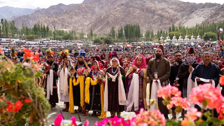 Các thành viên của cộng đồng Ladakh biểu diễn một ca khúc trong lễ Trường Thọ dâng lời cầu nguyện lên Thánh Đức Đạt Lai Lạt Ma tại sân bãi thuyết pháp Shewatsel ở Leh, Ladakh, UT, Ấn Độ vào 30 tháng 7, 2022. Ảnh của Tenzin Choejor