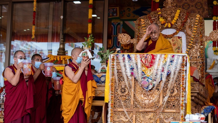 Thánh Đức Đạt Lai Lạt Ma ban quán đảnh Quán Thế Âm tại sân bãi thuyết Pháp Shewatsel ở Leh, Ladakh, UT, Ấn Độ vào 30 tháng 7, 2022. Ảnh của Tenzin Choejor