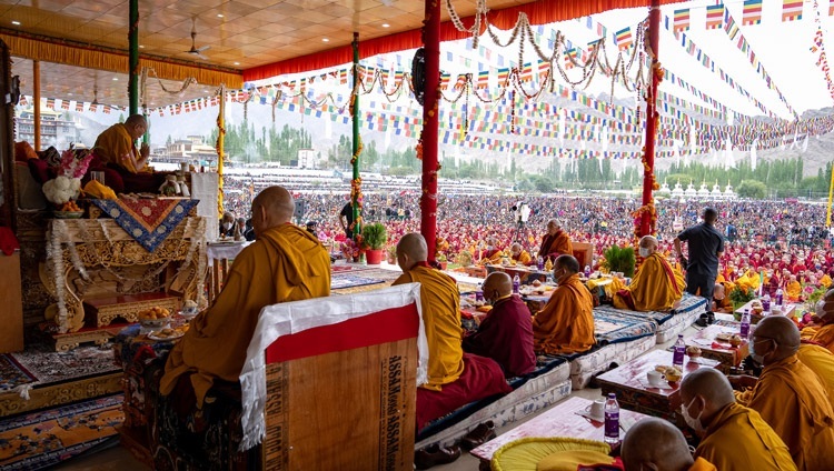 Thánh Đức Đạt Lai Lạt Ma thực hiện các nghi thức cần thiết trước khi ban quán đảnh Quán Thế Âm tại sân bãi thuyết Pháp Shewatsel ở Leh, Ladakh, UT, Ấn Độ vào 30 tháng 7, 2022. Ảnh của Tenzin Choejor
