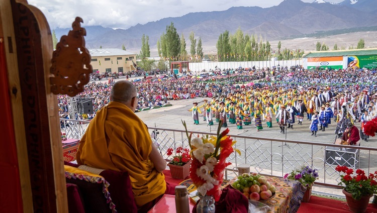 Thánh Đức Đạt Lai Lạt Ma xem các sinh viên của TCV Choglamsar biểu diễn trước khi Ngài nói chuyện với người Tây Tạng của Ladakh ở Leh, Ladakh, UT, Ấn Độ vào 7 tháng 8, 2022. Ảnh của Tenzin Choejor