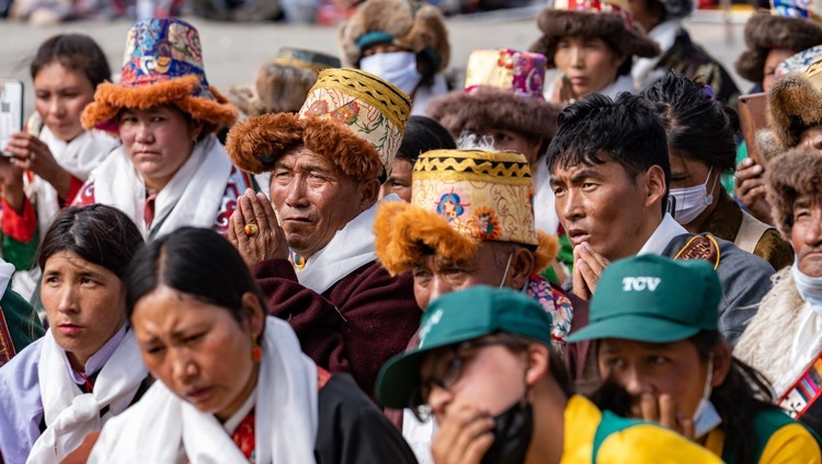 Một số trong số hơn 6.500 thành viên của cộng đồng Tây Tạng đang lắng nghe Thánh Đức Đạt Lai Lạt Ma ban Pháp thoại tại Trường Làng Trẻ em Tây Tạng (TCV) Choglamsar ở Leh, Ladakh, UT, Ấn Độ vào 7 tháng 8, 2022. Ảnh của Tenzin Choejor