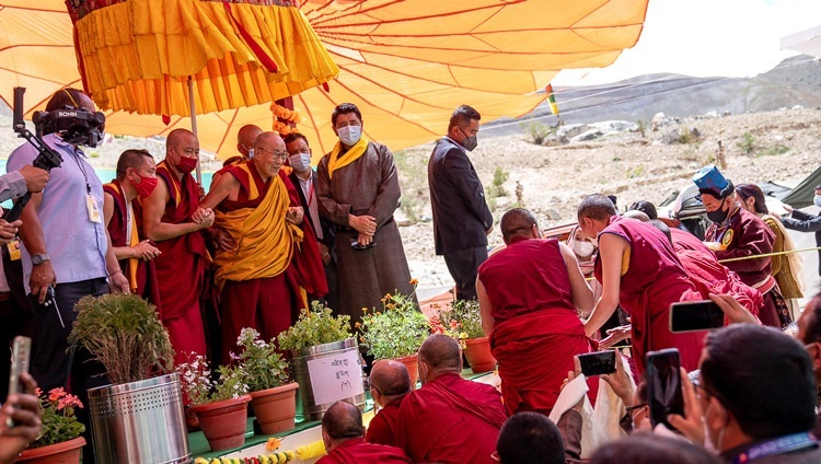 Thánh Đức Đạt Lai Lạt Ma xem chư Tăng tranh biện về triết lý Phật giáo như một phần của Cuộc đại tranh biện Mùa hè khi Ngài quang lâm đến thuyết giảng ở Lingshed, Quận Leh, UT, Ladakh vào 10 tháng 8, 2022. Ảnh của Tenzin Choejor