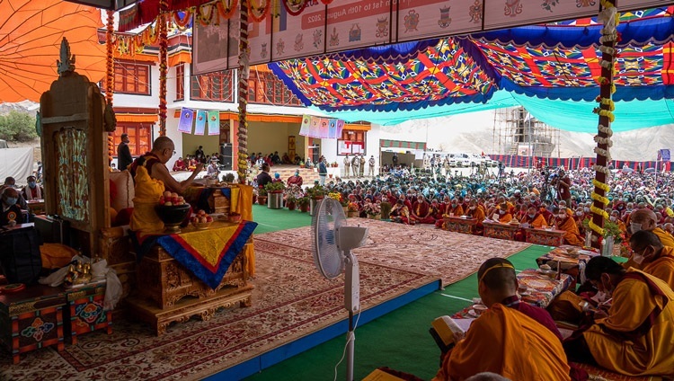 Thánh Đức Đạt Lai Lạt Ma thuyết giảng về ‘Tám Bài Kệ Luyện Tâm’ cho hội chúng tại sân bãi thuyết Pháp bên cạnh Tu viện Lingshed ở Lingshed, Quận Leh, UT, Ladakh vào 10 tháng 8, 2022. Ảnh của Tenzin Choejor