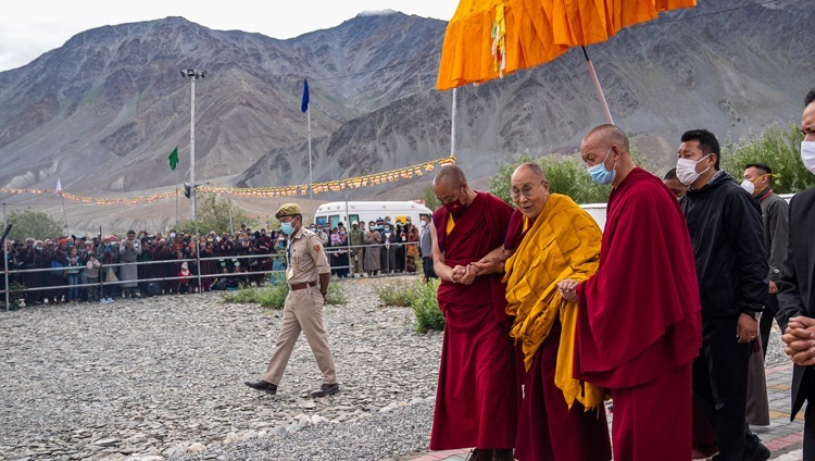 Thánh Đức Đạt Lai Lạt Ma quang lâm đến khán đài thuyết Pháp ở Padum, Zanskar, Ladakh, UT, Ấn Độ vào ngày 12 tháng 8, 2022. Ảnh của Tenzin Choejor