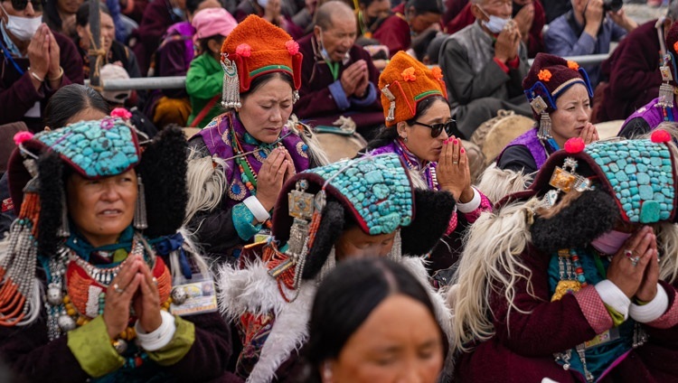 Các thành viên của Hội chúng đang thọ Giới Bồ Tát từ Thánh Đức Đạt Lai Lạt Ma tại sân bãi thuyết Pháp ở Padum, Zanskar, Ladakh, UT, Ấn Độ vào 12 tháng 8, 2022. Ảnh của Tenzin Choejor