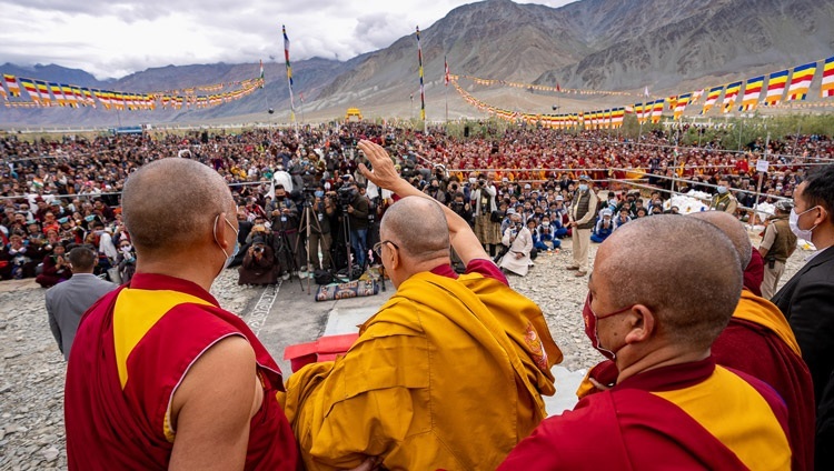 Thánh Đức Đạt Lai Lạt Ma vẫy tay chào đám đông vào lúc kết thúc buổi giảng ở Padum, Zanskar, Ladakh, UT, Ấn Độ vào ngày 12 tháng 8, 2022. Ảnh của Tenzin Choejor