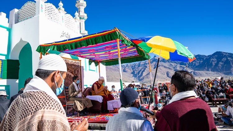 Imam địa phương đang cầu nguyện vào lúc bắt đầu cuộc gặp gỡ của Thánh Đức Đạt Lai Lạt Ma với các thành viên của cộng đồng Hồi giáo tại Eid Gah ở Padum, Zanskar, Ladakh, UT, Ấn Độ vào 13 tháng 8, 2022. Ảnh của Tenzin Choejor